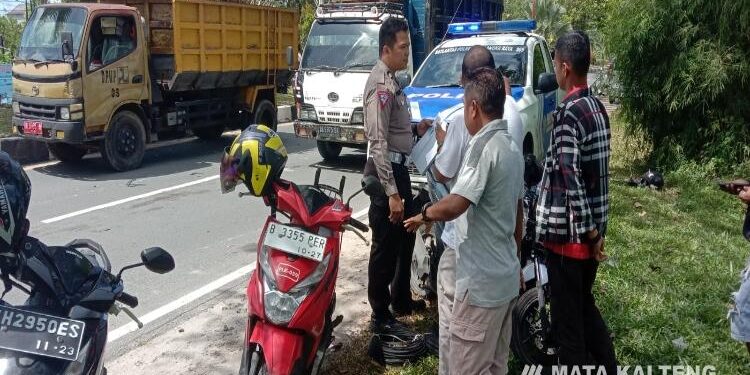 FOTO: RIZAL/MATAKALTENG - Satlantas Polresta Palangka Raya, pada saat melakukan olah TKP.