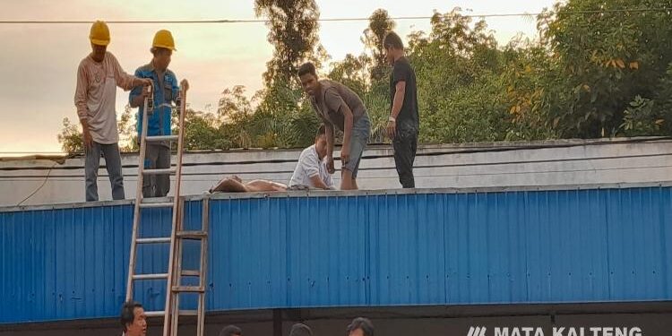 FOTO: IST/MATAKALTENG - Korban pada saat dievakuasi untuk diberikan pertolongan segera.