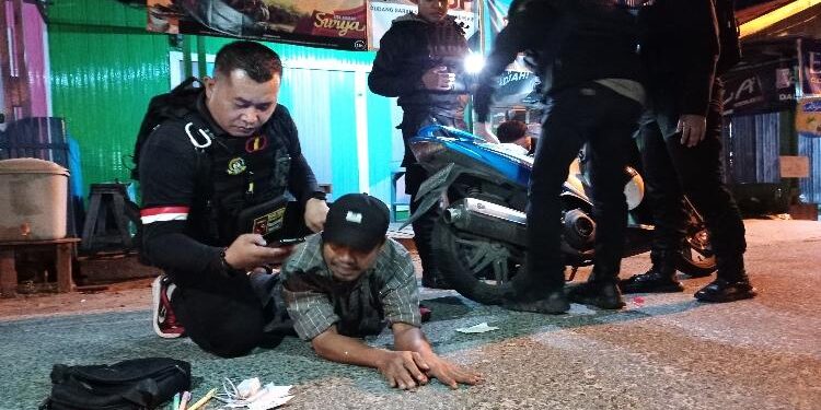 FOTO: RIZAL/MATAKALTENG - Danton Tim PPRC Ditsamapta Polda Kalteng, Ipda Budi Hartono, pada saat meringkus pelaku.