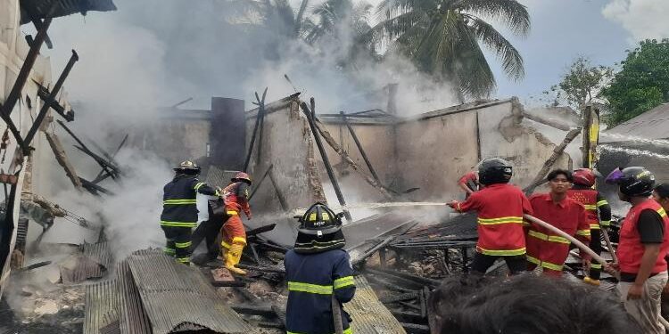 FOTO: RIZAL/MATAKALTENG - Petugas pemadam kebakaran pada saat melakukan pendinginan.