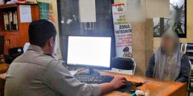 FOTO: RIZAL/MATAKSLTENG - Salah seorang karyawan Kantor Badan Usaha Konstruksi, pada saat melapor ke Mapolsek Pahandut.