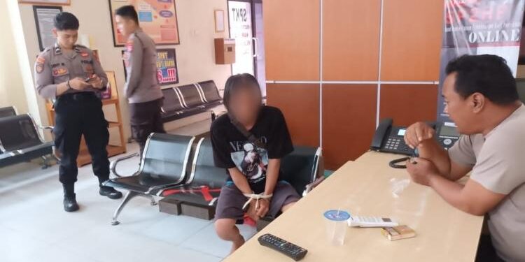 FOTO: IST/MATAKALTENG - Pria R (baju hitam) pada saat diamankan di SPKT Polresta Palangka Raya.