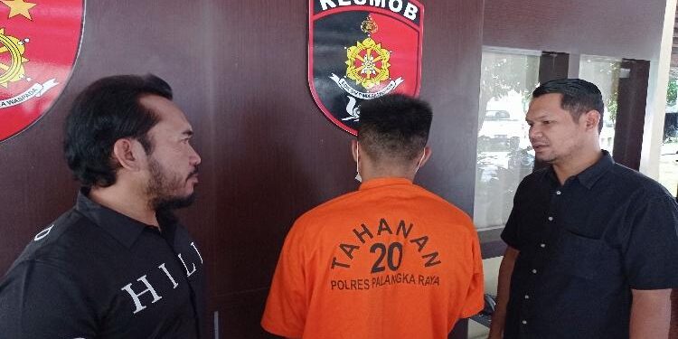 FOTO: RIZAL/MATAKALTENG - Kasat Reskrim Polresta Palangka Raya, Kompol Ronny M. Nababan, pada saat menginterogasi pelaku.