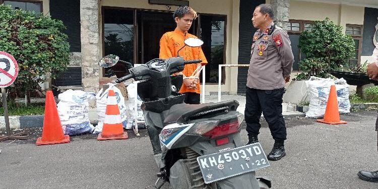 FOTO: RIZAL/MATAKALTENG - Kapolsek Pahandut, Kompol Saiful Anwar, pada saat menginterogasi pelaku.