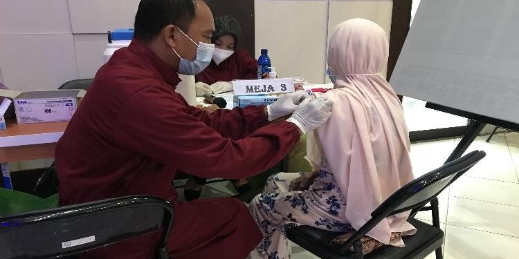 FOTO : DIAN TARESA/MATA KALTENG - Vaksinasi Covid-19.
