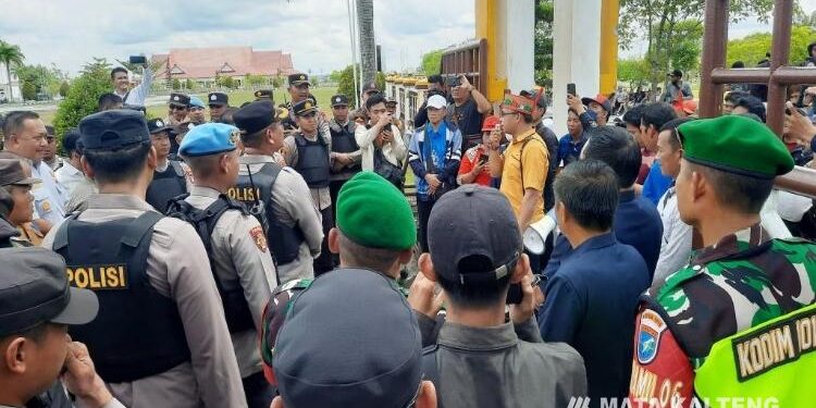 FOTO : SID/MATA KALTENG - Massa AMGM ketika melakukan aksi damai di kantor bupati gumas, Senin, 9 Januari 2022.