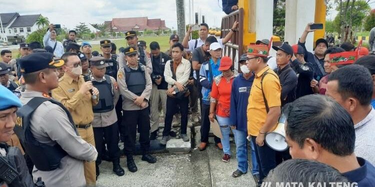 FOTO : SID/MATA KALTENG - Bupati Gumas Jaya Samaya Monong yang diwakili Asisten II Setda Richard didampingi Kapolres AKBP Irwansah menemui massa AMGM, Senin, 9 Januari 2022.