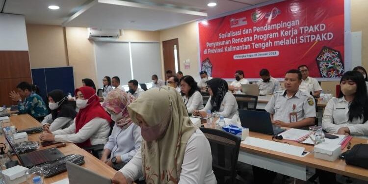FOTO: MMC/MATAKALTENG - Sosialisasi dan Pendampingan Penyusunan Rencana Program Kerja TPAKD di Prov. Kalteng melalui SiTPAKD.
