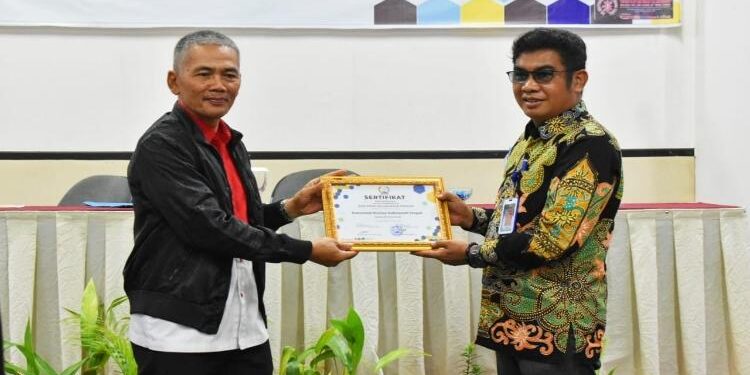 FOTO: MMC/MATAKALTENG - Penyerahan penghargaan kepada Kadis Kominfosantik Kalteng usai membuka workshop yang digelar oleh PWRI Kalteng.