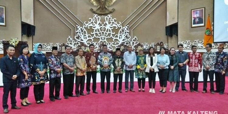 FOTO: OLIVIA/MATAKALTENG - Pimpinan dan Anggota DPRD Kalteng, foto bersama usai menutup masa persidangan III Tahun Sidang 2022, sekaligus membuka secara resmi masa persidangan I Tahun Sidang 2023 di gedung dewan.