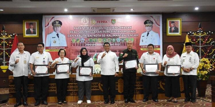 FOTO: OLIVIA/MATAKALTENG - Pelaksanaan Tepra yang dirangkai dengan penyerahan piagam penghargaan kepada Perangkat Daerah Provinsi dan Pemerintah Kabupaten/Kota.