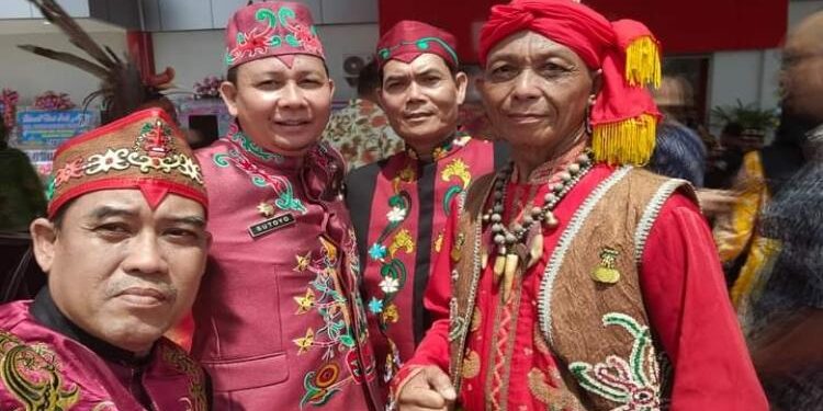FOTO: IST/MATAKALTENG - Kepala DPMPTSP Kalteng, Sutoyo (dua dari kiri) saat menghadiri peresmian Mal Pelayanan Publik di Kotim, Sabtu 7 Januari 2023 bersama ASN di Kotim.