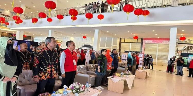 FOTO : Humas/MATAKALTENG - Wakil Bupati Kotim Irawati dan sejumlah guru saat mengikuti pembukaan pameran karya siswa berupa ekspose projek penguatan profil pelajar pancasila, Sabtu 14 Januari 2023.