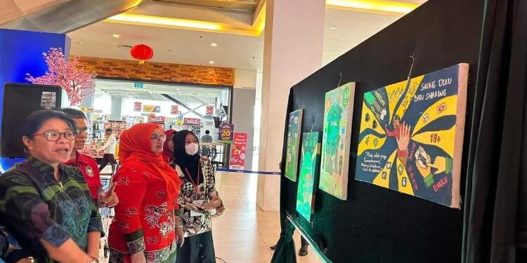 FOTO : Humas/MATAKALTENG - Wakil Bupati Kotim Irawati didampingi Plt Kadisdik Kotim Susiawati melihat karya Siswa SMAN 1 Sampit, Sabtu 14 Januari 2023.