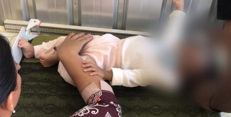 FOTO : DIAN TARESA/MATA KALTENG - Seorang bayi sedang menjalani posyandu di Sampit.