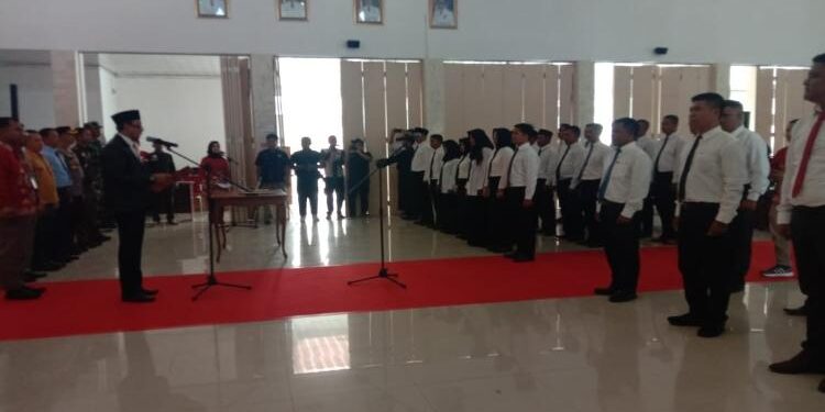 FOTO : AKH/MATAKALTENG - Ketua KPU Sukamara Ahmad Zen Allantany saat melantik 25 Orang anggota PPK se-Kabupaten Sukamara.