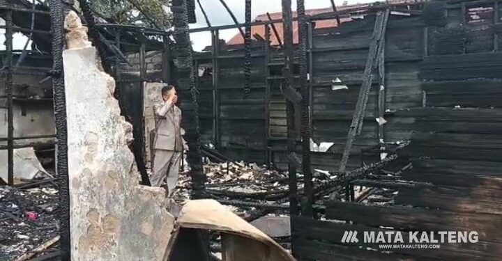 FOTO : AKH/MATAKAKTENG - Wakil Bupati Sukamara Ahmadi saat mengunjungi lokasi kebakaran.