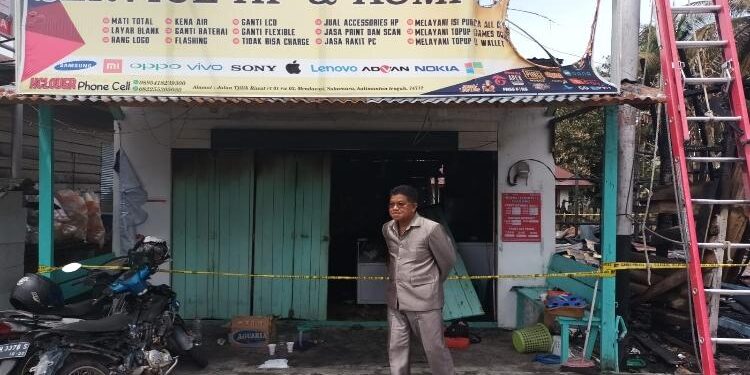FOTO : AKH/MATAKALTENG - Wakil Bupati Sukamara Ahmadi saat meninjau lokasi kebakaran.