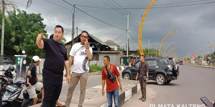FOTO : DEVIANA/MATAKALTENG - Bupati Kotim Halikinnor bersama Staf Ahli Raihansyah saat mengecek area untuk pelaksanaan di Hasupa Hasundau, Jumat 6 Januari 2023.