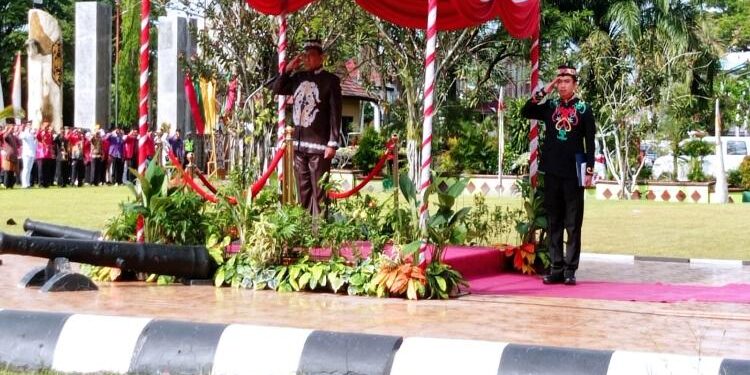FOTO : DEVIANA/MATAKALTENG - Wagub Kalteng, Edy Protowo saat memimpin upacara peringatan Hari Jadi Kotim ke-70 tahun, Sabtu 7 Januari 2022.