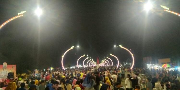 FOTO: AGUS/MATA KALTENG - Terlihat lautan manusia perayaan HUT Kotim ke 70 tahun di Terowongan Nur Mentaya Jalan Cilik Riwut, Sabtu 7 Januari 2023 malam.