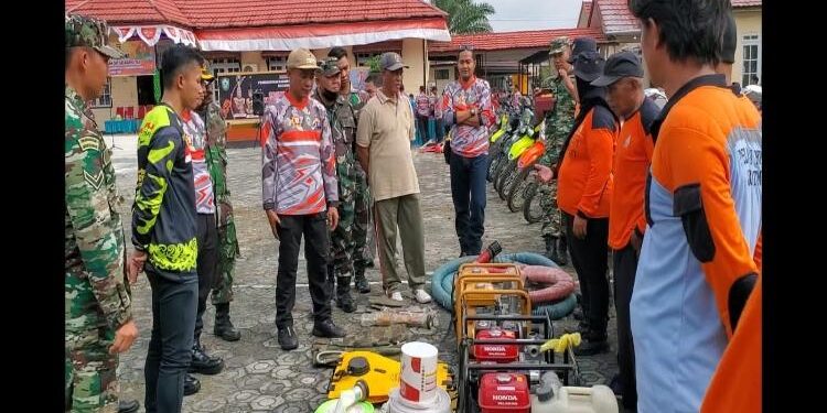 FOTO : IST/MATAKALTENG - Camat Seranau Dedi Purwanto bersama sejumlah pejabat dan mitra mengecek kesiapan sarana dan prasarana dalam menanggulangi karhutla, di halaman kecamatan setempat, Jumat 13 Januari 2023.