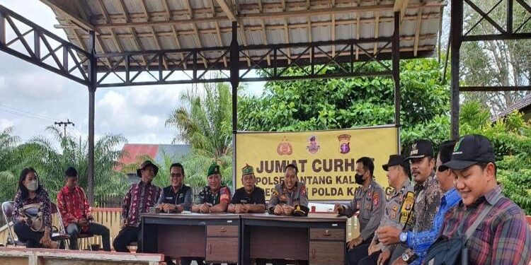 FOTO: POLISI/MATA KALTENG - Kegiatan jumat curhat yang dilakukan oleh Polsek Antang Kalang, Jumat 13 Januari 2023.