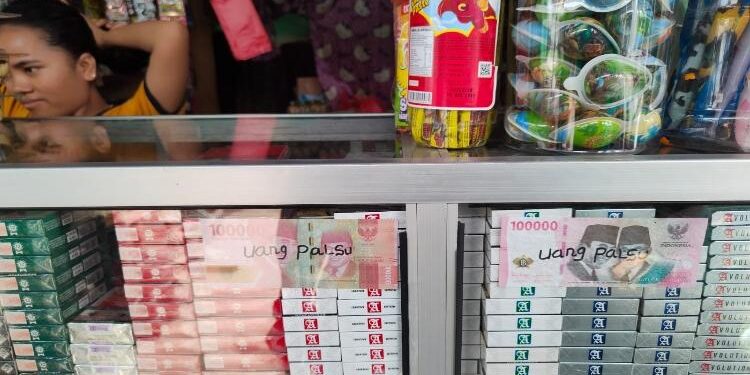 FOTO: AGUS/MATA KALTENG - Uang palsu sengaja ditempel di etalase milik Murianto untuk diketahui masyarakat.