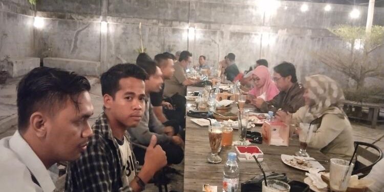 FOTO: DEVI/MATA KALTENG - Ngopi bersama Kalapas Kelas IIB Sampit Agung Supriyanto bersama anggota PWI Kotim, Senin 16 Januari 2023 malam.