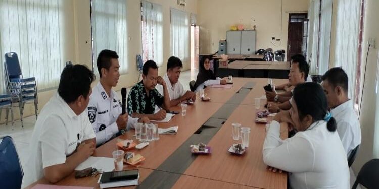 FOTO : IST/MATAKALTENG - Pemerintah Desa Kandan saat melakukan rapat persiapan peresmian SDS 4 Kandan menjadi negeri, Rabu 18 Januari 2023.