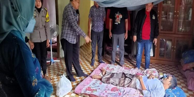 FOTO : IST/MATAKALTENG - Bupati Kotim Halikinnor dan rombongan saat mengunjungi warga penyandang disabilitas.