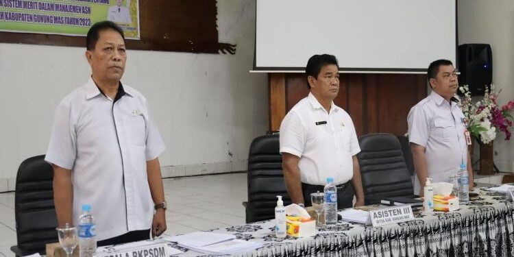 FOTO : DISKOMINFO SANTIK/MATA KALTENG - Asisten III Yulius Agau menghadiri rakor penerapan sistem merit dalam manajemen ASN di wilayah Kabupaten Gumas tahun 2023, di aula kantor bappedalitbang setempat, Rabu, 18 Januari 2023.