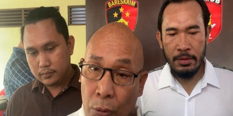 Pengacara Tersangka, Sukah L Nyahun (Berkacamata).