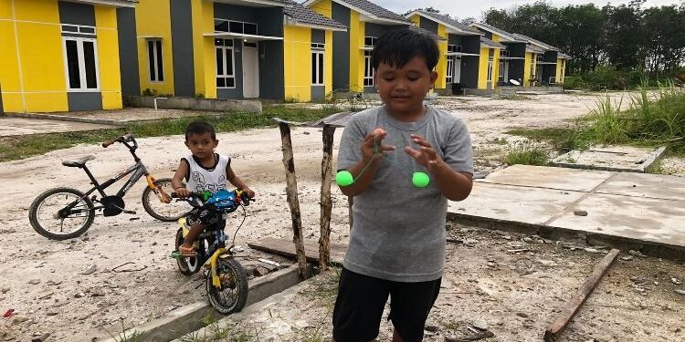FOTO : DIAN TARESA/MATA KALTENG - AnakKevil Bermain Lato-lato