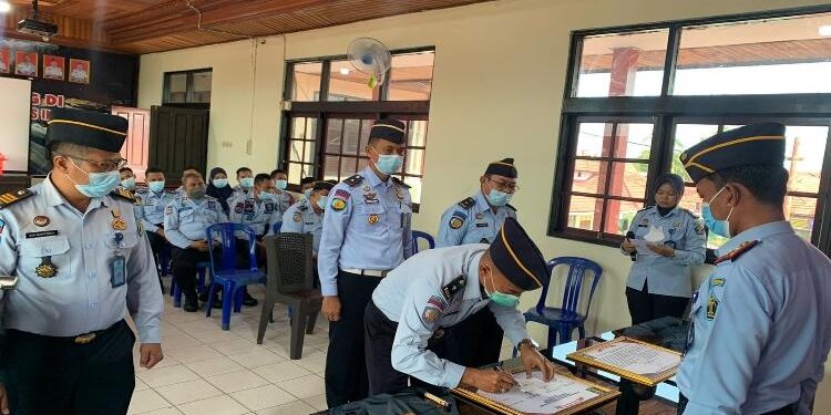 FOTO: LAPAS/MATA KALTENG- Pegawai Lapas Kelas IIB Sampit, menandatangani komitmen bersama pembangunan Zona Integritas menuju Lapas WBK atau WBBM tahun 2023. Sabtu, 21 Januari 2023.