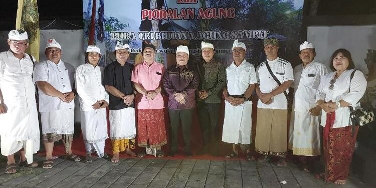 FOTO : DEVIANA/MATAKALTENG - Bupati Kotim Halikinnor dan Sekda Kotim Fajrurrahman berfoto bersama tokoh agama Hindu di Pura Tribhuana Agung Sampit