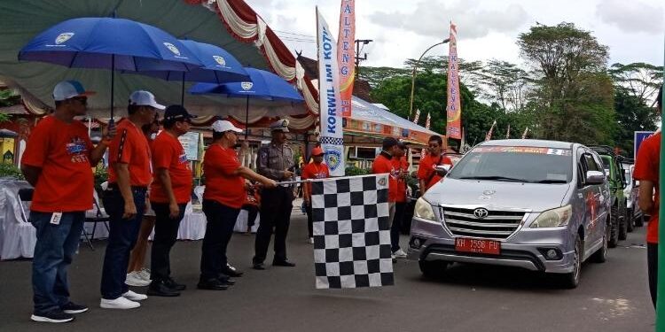 FOTO : DEVIANA/MATAKALTENG - Bupati Kotim saat melepas peserta Time Rally, Minggu 22 Januari 2023.