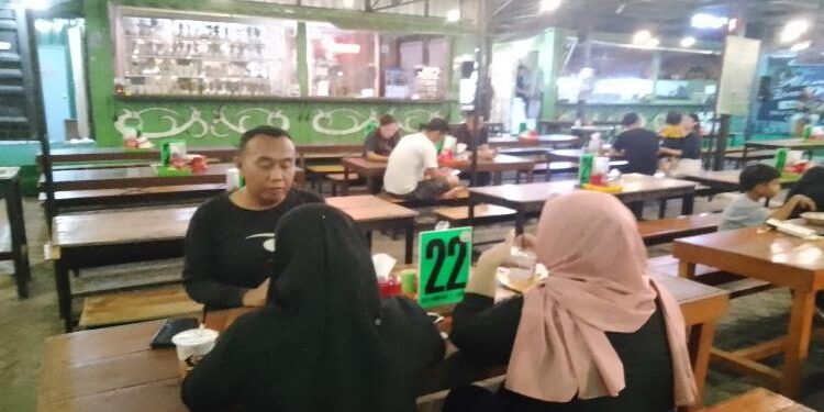 Ketua Tim Virtual Police Bidhumas Polda Kalteng, Ipda H. Shamsudin, pada saat menerima aduan dari korban pengancaman mantannya.