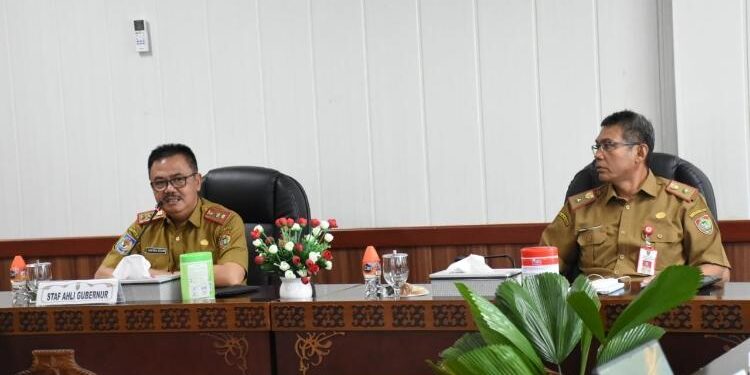 FOTO: ADPIM/MATAKALTENG - Staf Ahli Herson B. Aden memimpin rakor Tindak Lanjut Pertemuan dengan Menteri PANRB serta Pertemuan dengan Wakil Rektor Universitas Indonesia (UI). 