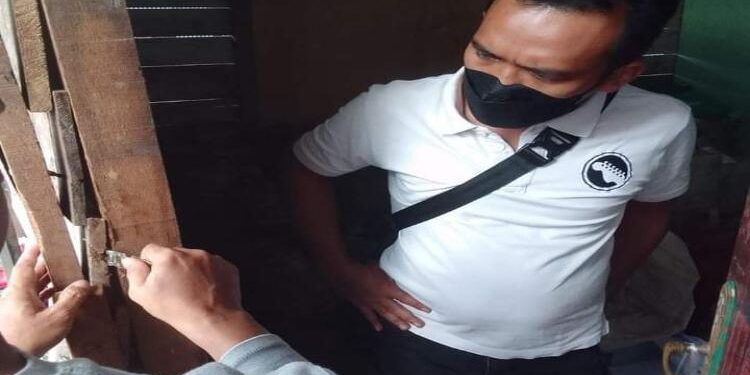 Petugas Polsek Pahandut, pada saat melakukan olah TKP. (IST)