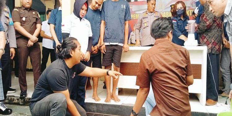 FOTO : AGUS/MATA KALTENG - Barang yang dimusnahkan oleh pihak kepolisian Polres Kotim, Rabu, 25 Januari 2023.
