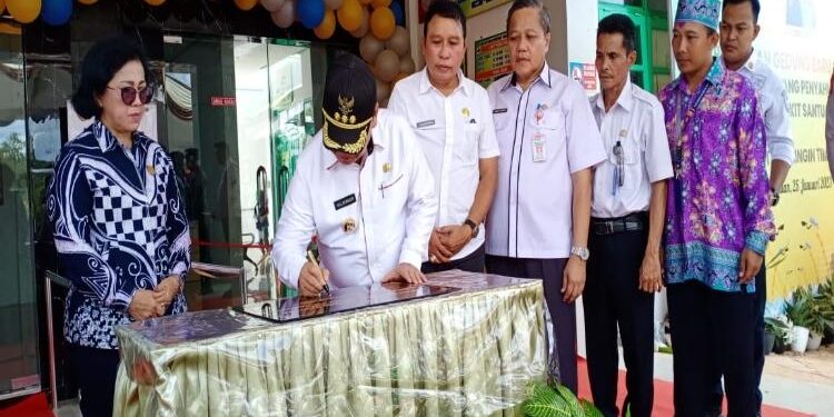 FOTO : IST/MATAKALTENG - Bupati Kotim Halikinnor saat meresmikan Puskesmas Tumbang Penyahuan. 
