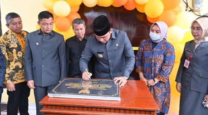 FOTO : MATAKALTENG - Bupati Hendra Lesmana menandatangani prasasti pembangunan gedung IBI Cabang Kabupaten Lamandau, Kamis 26 Januari 2023.