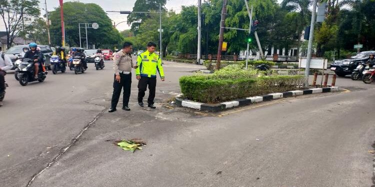 Personel Satlantas Polresta Palangka Raya, pada saat melakukan olah TKP.