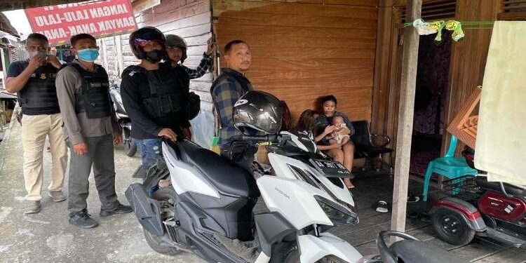Jajaran Polresta Palangka Raya, pada saat melakukan patroli di Kampung Ponton, Jalan Rindang Banua, Kelurahan Pahandut, Kecamatan Pahandut, Kota Palangka Raya.