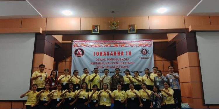 Peserta Lokasabha IV DPK Peradah Palangka Raya, pada saat foto bersama.