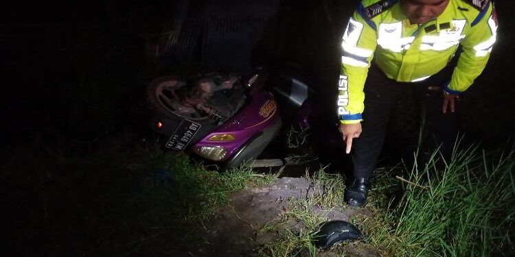 Petugas Satlantas Polresta Palangka Raya, pada saat melakukan olah TKP.