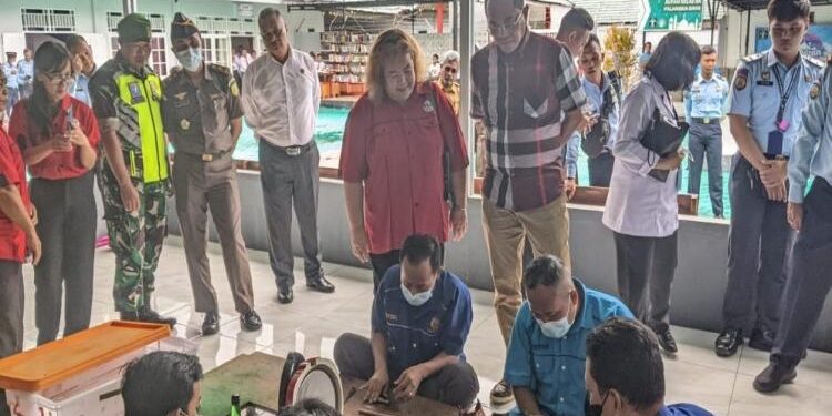 FOTO: MMC/MATAKALTENG - Ketua DPRD Palangka Raya, Sigit K Yunianto saat melihat proses pembuatan souvenir dari getah nyatu oleh warga binaan.