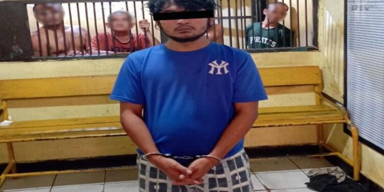 Terduga pelaku pada saat diamankan di Mapolresta Palangka Raya. (ISTIMEWA)