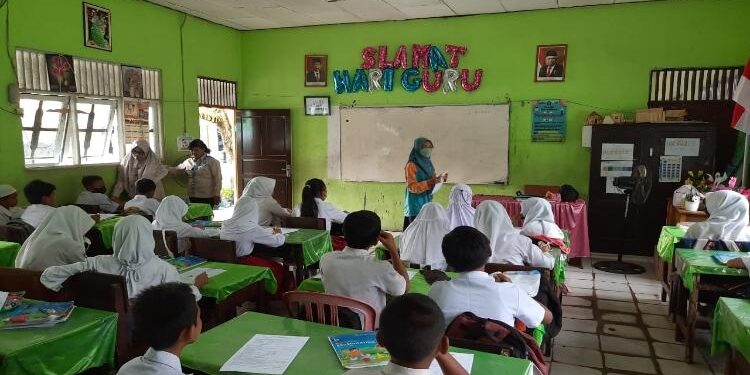 FOTO : DEVIANA/MATAKALTENG - Siswa SDN 2 Sawahan saat menerima penyuluhan bahaya rokok oleh Puskesmas Ketapang I, Selasa 31 Januari 2023.